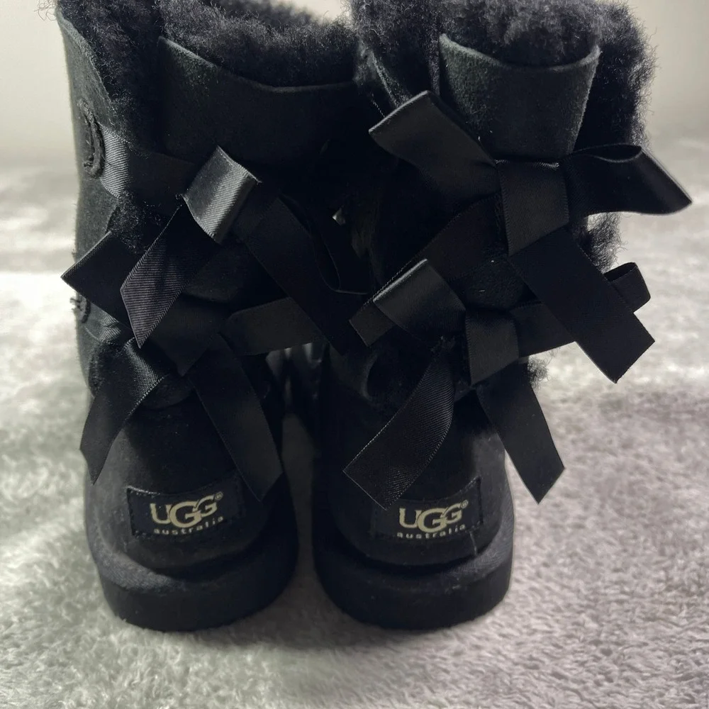 UGG Australia Black Suede Leather Shearling Ribbon Bow Short Boots‎ US 4
